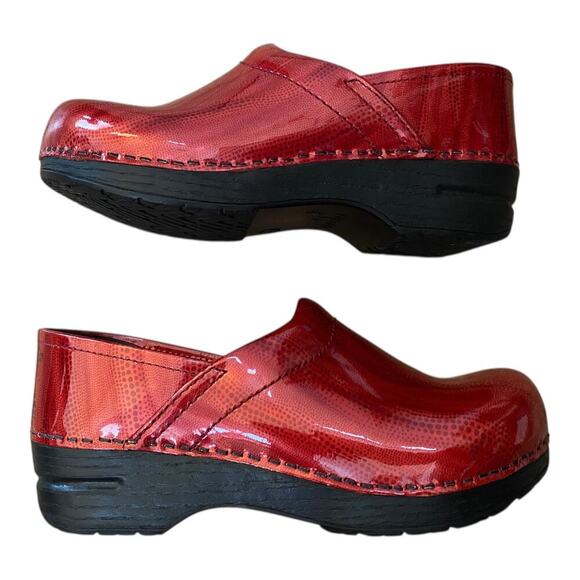 Sanita Patent Leather Nurse Clogs EU 35 US4 Ruby Red Slip Ons - Picture 1 of 16